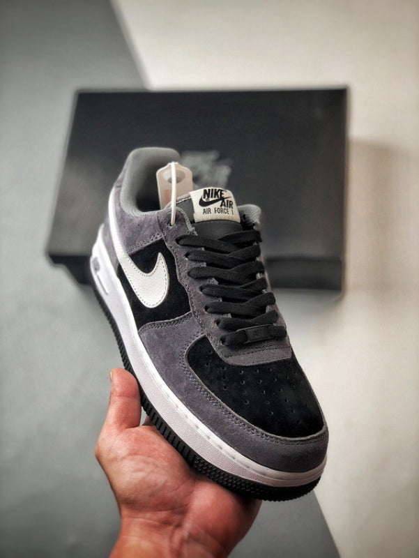 Nike Air Force 1 Low Escuro em Camurça