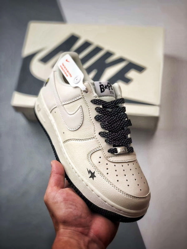 Bape x Air Force 1 Low Branco e Preto Refletivo
