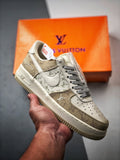 LV x Air Force 1 Low Bege, Caqui e Jeans