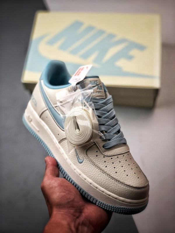 NOCTA x Air Force 1 Low Marfim e Azul Gelo