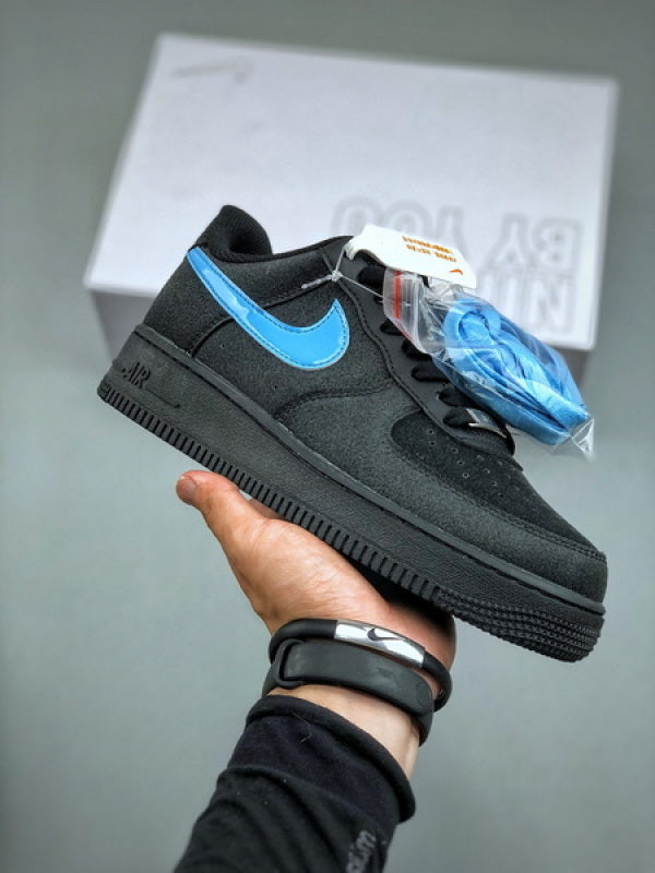 Nike Air Force 1 Low Preto com Swoosh Azul