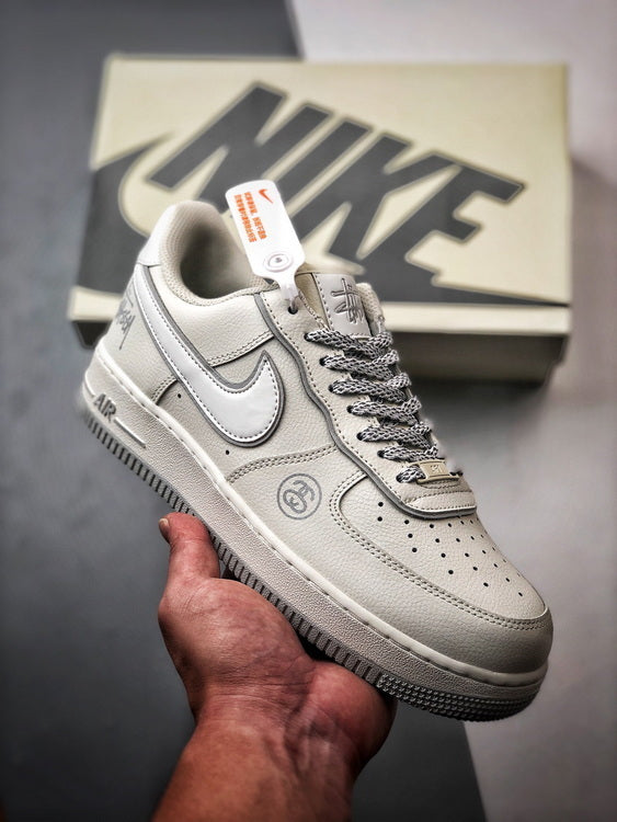 Stussy x Air Force 1 Low Creme e Cinza Reflectivo